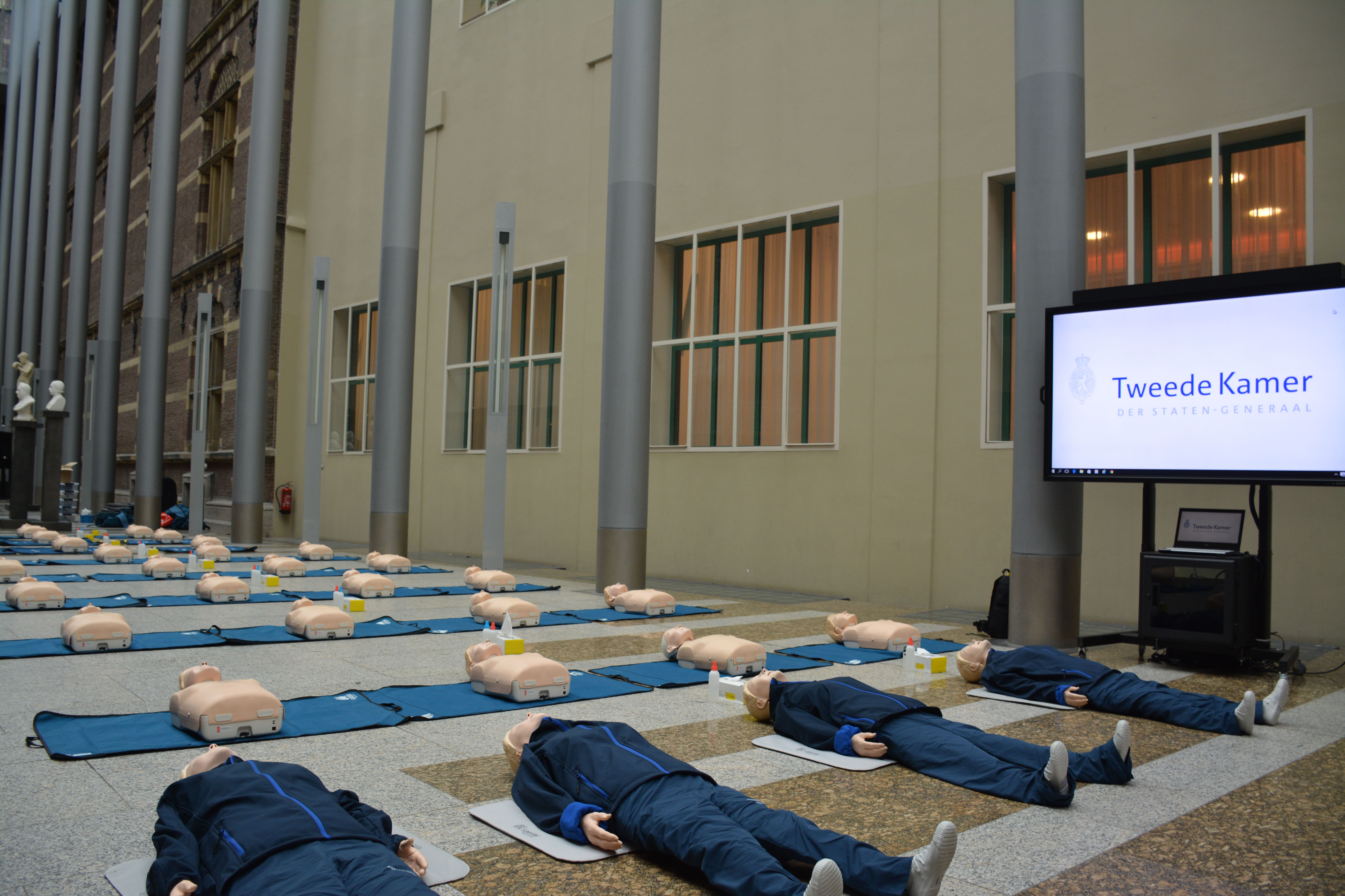 Alles ligt klaar voor de reanimatietraining in de hal van de Tweede Kamer.