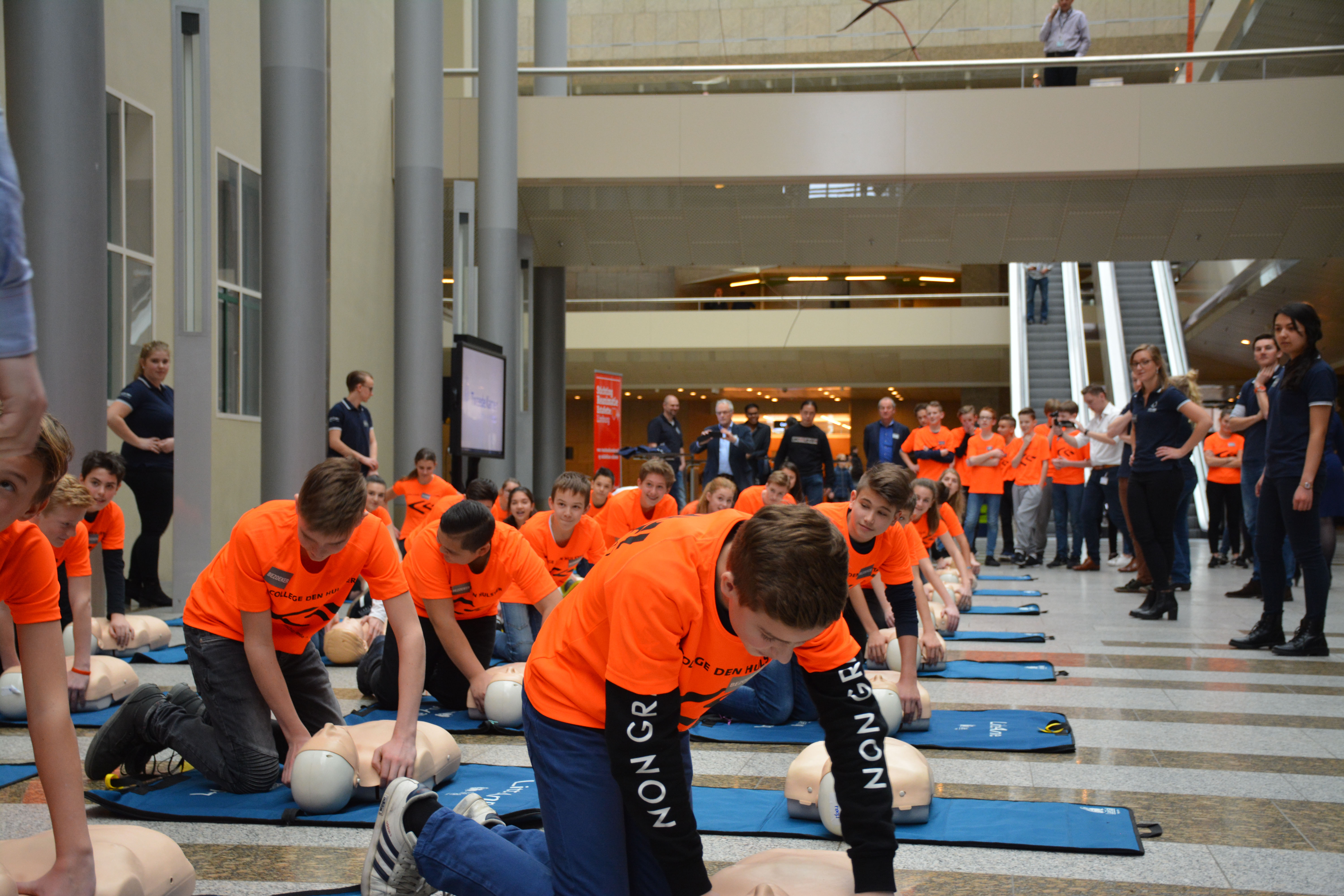 Leerlingen van College den Hulster (Venlo) worden getraind in reanimeren.