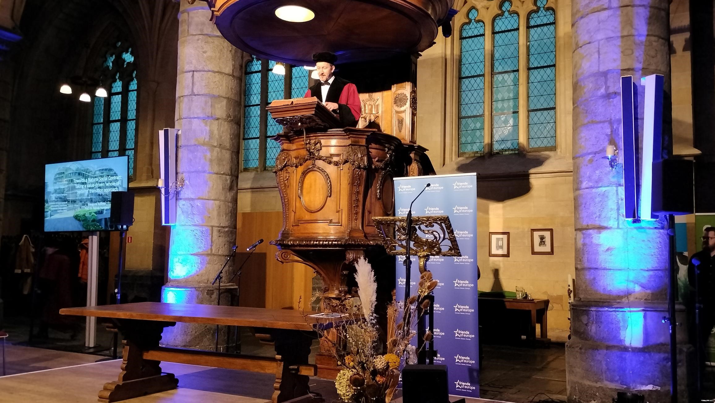 Professor Huntjes speaking to the audience