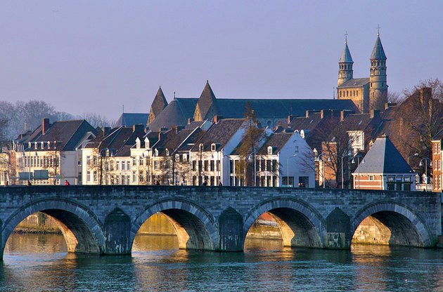 A picture of the bridge of Maastricht.