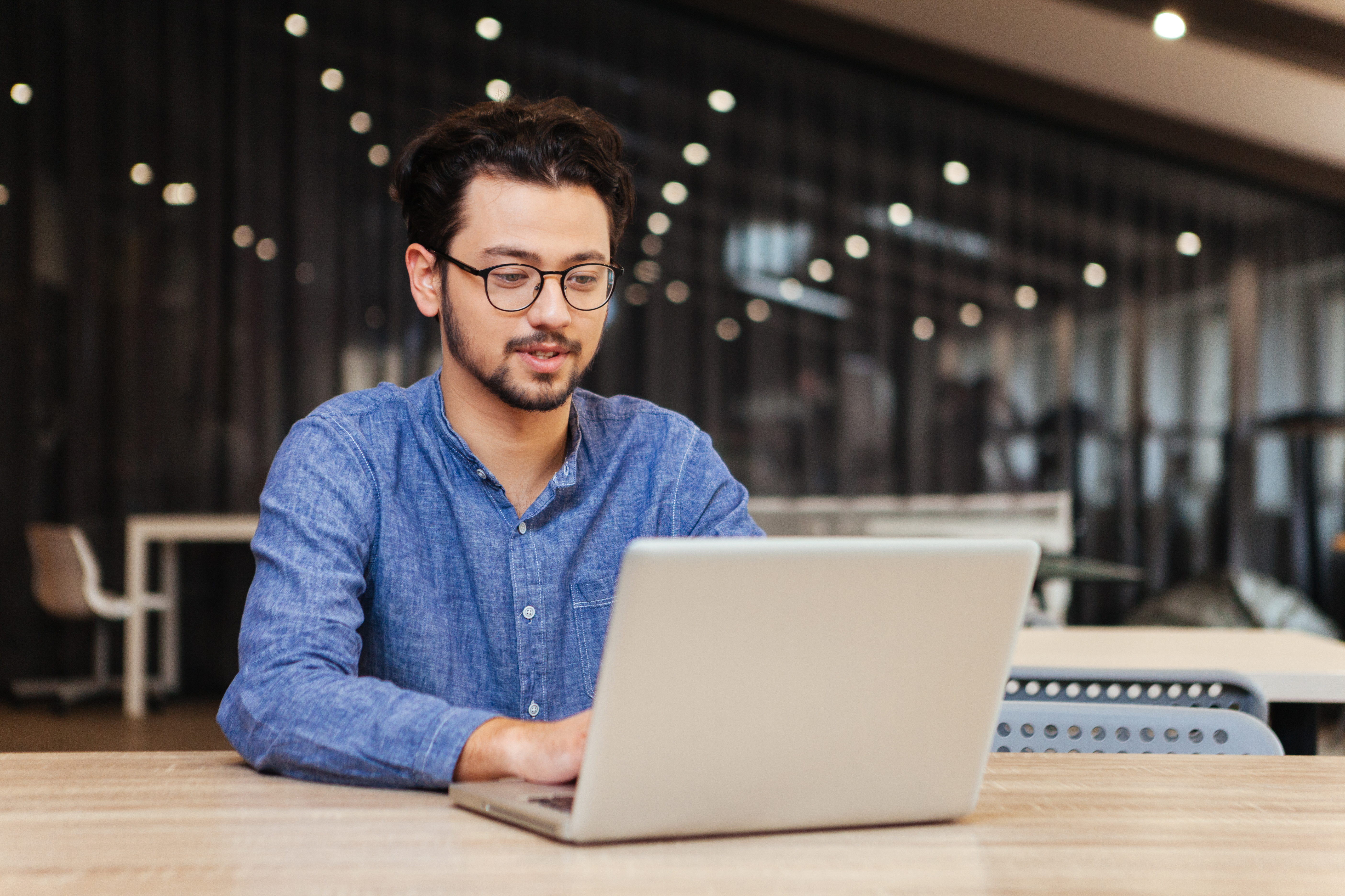 Man met laptop (shutterstock)