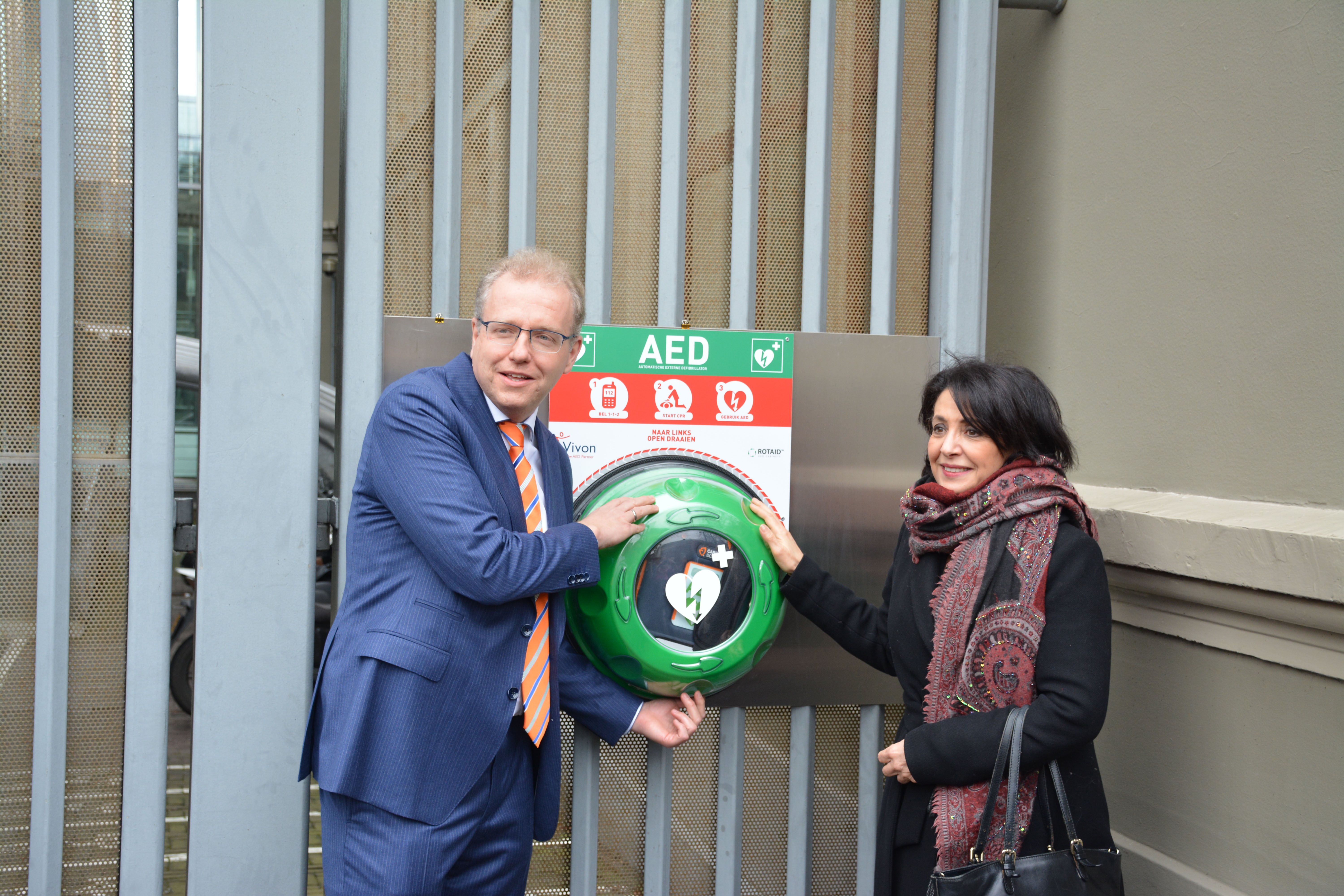 Tweede Kamerlid Leendert de Lange en Voorzitter van de Tweede Kamer Khadija Arib onthullen de publieke AED.