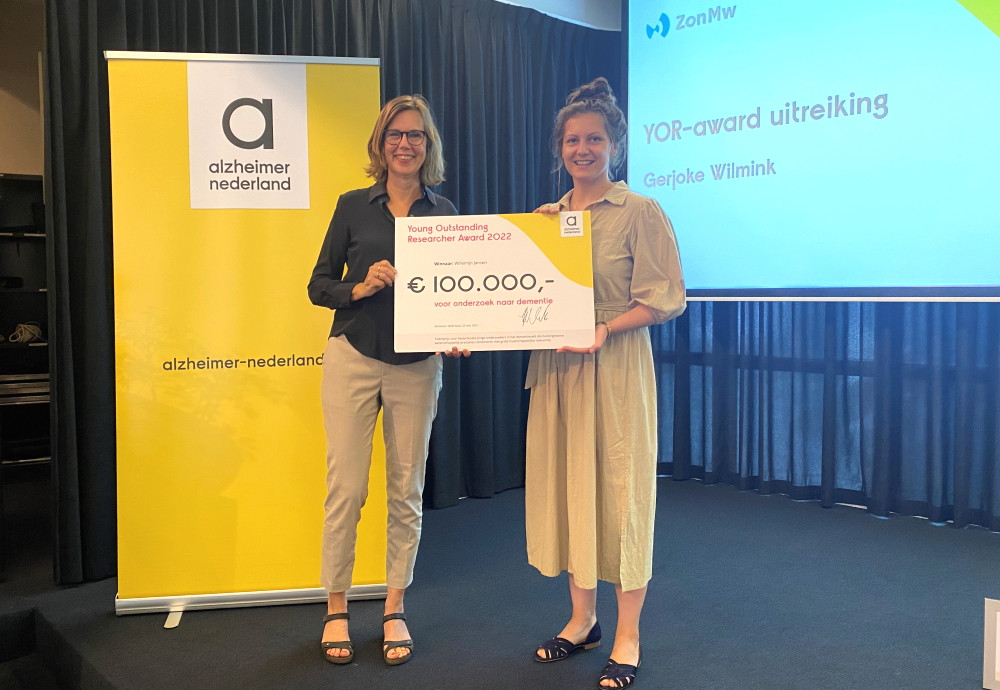 Gerjoke Wilmink van Alzheimer Nederland overhandigt de cheque van de YOR-award aan dr. Willemijn Jansen (re.)