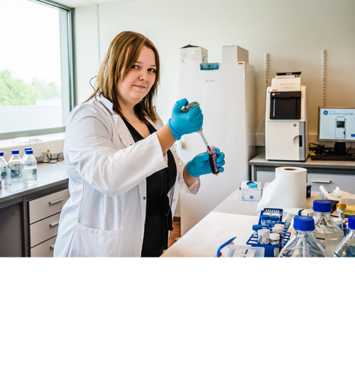 Melissa Schepers in the lab