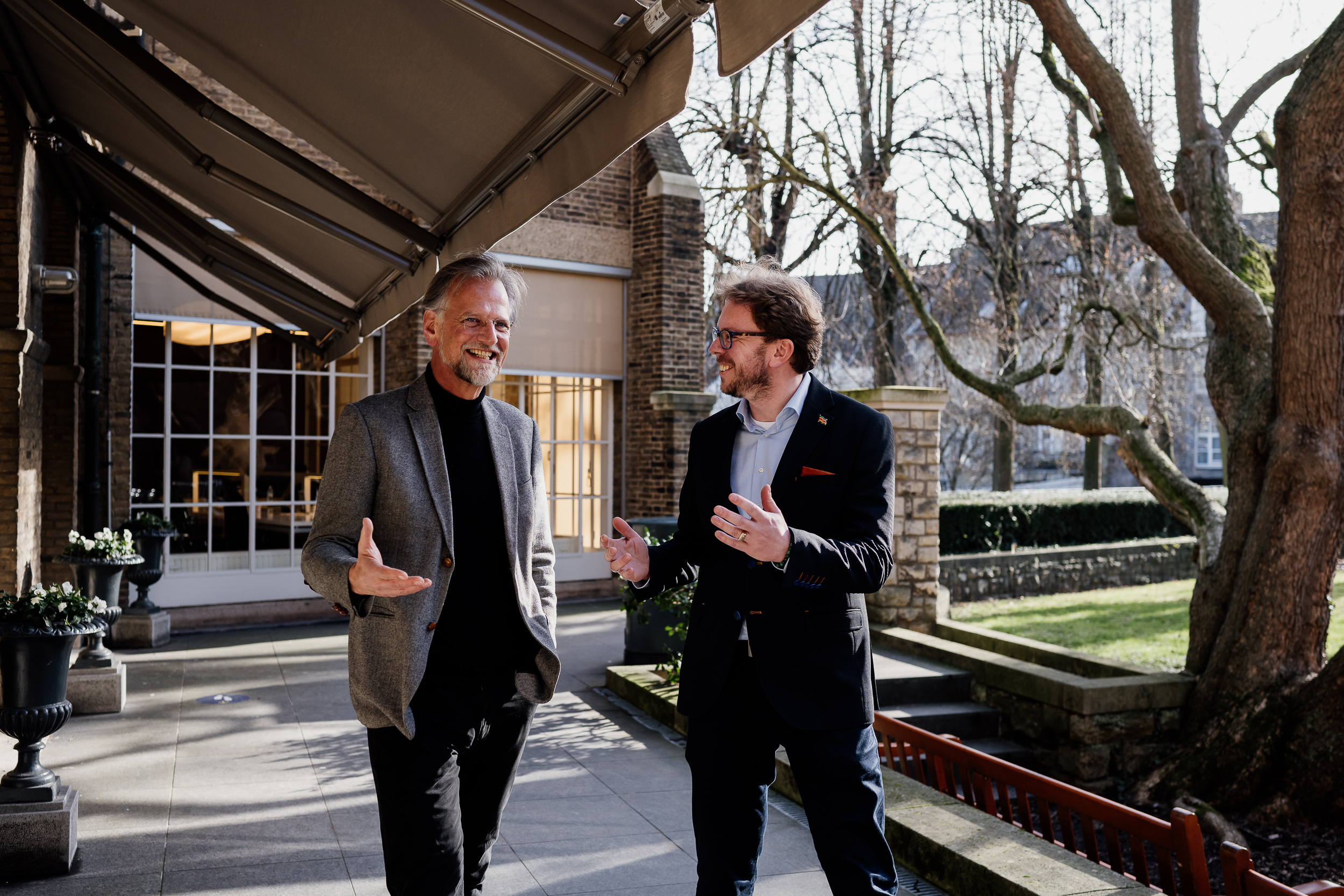 Eric v.d.Luijtgaarden en Jacques Claessen in tuin faculteit rechten Maastricht