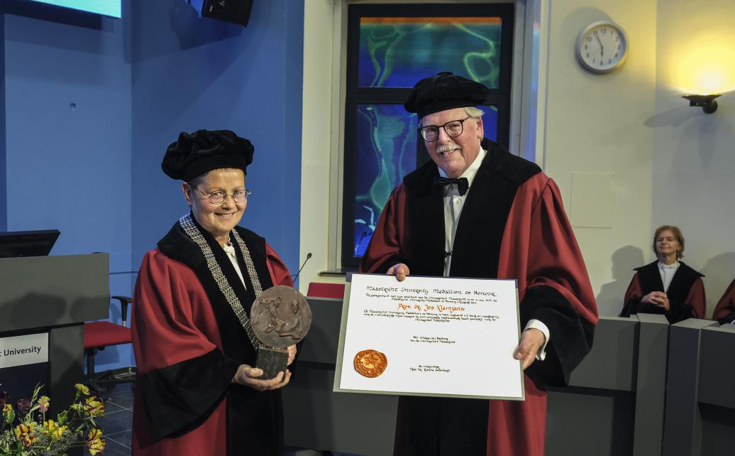 Prof. Jos Kleinjans ontvangt medallion of honour
