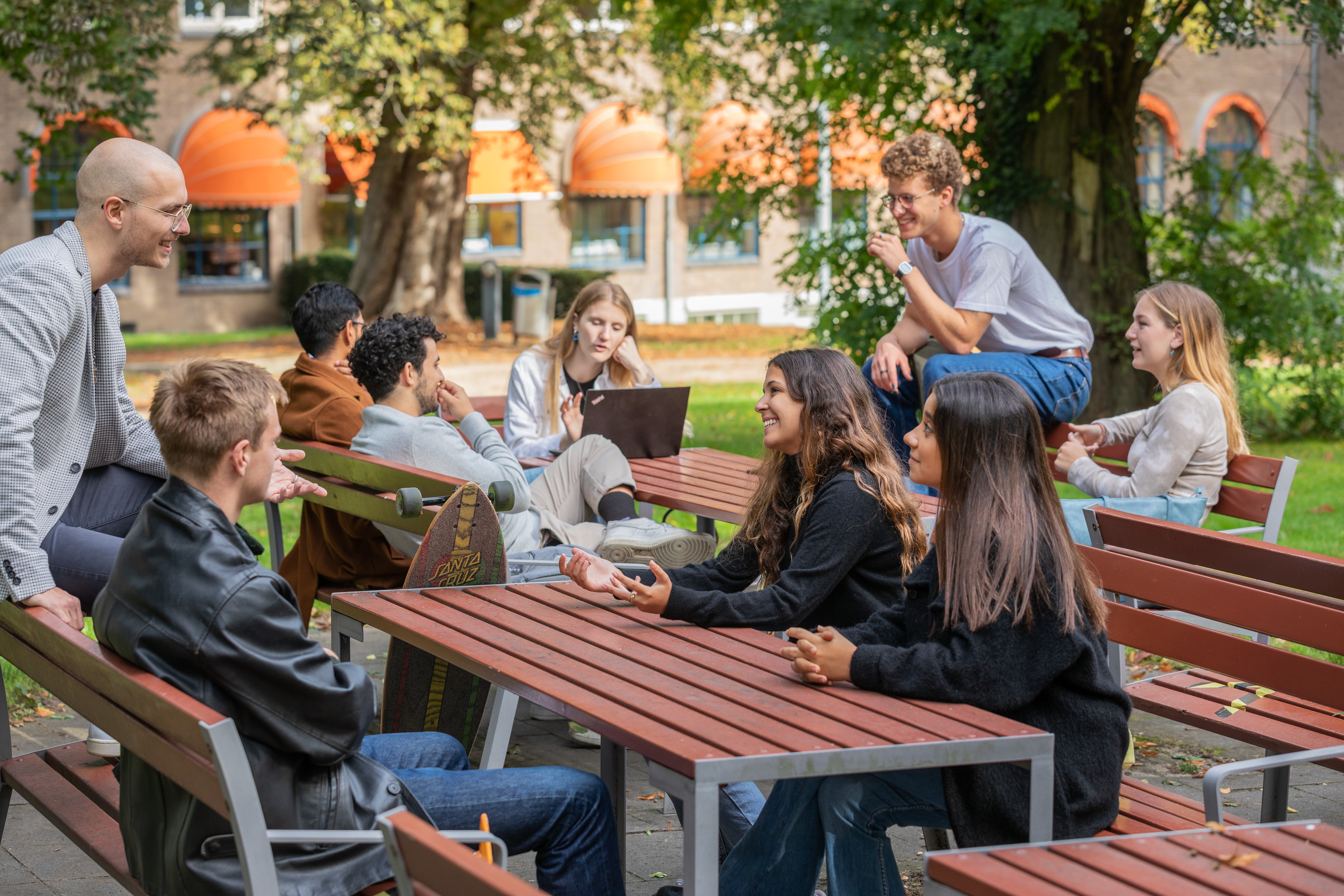 Students sitting in de garden of TS53