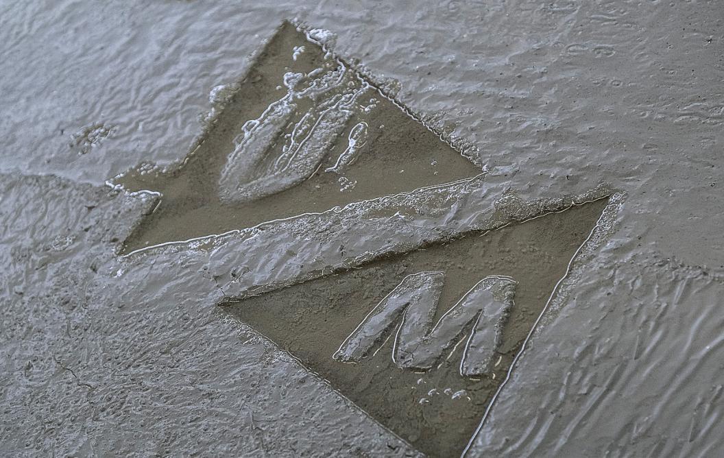 UM logo in concrete