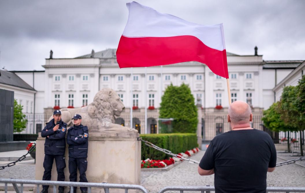 Law jaarverslag Polen and EU flag