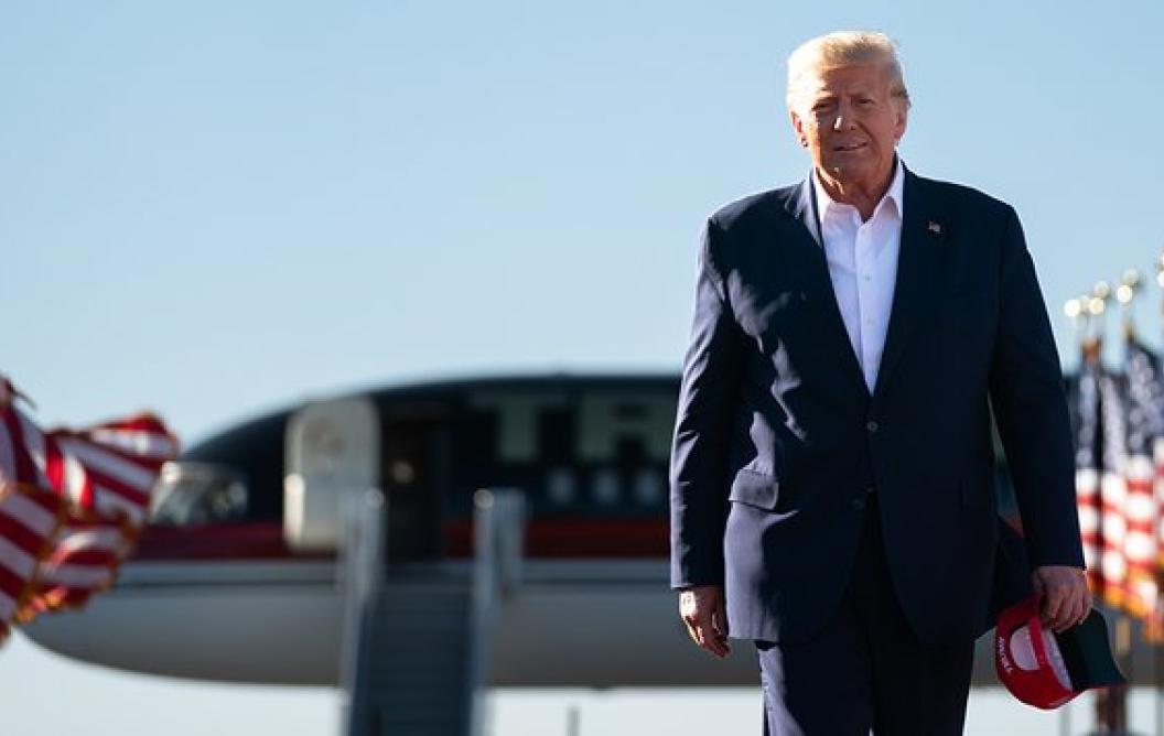 Portrait Donald Trump amongst American flags