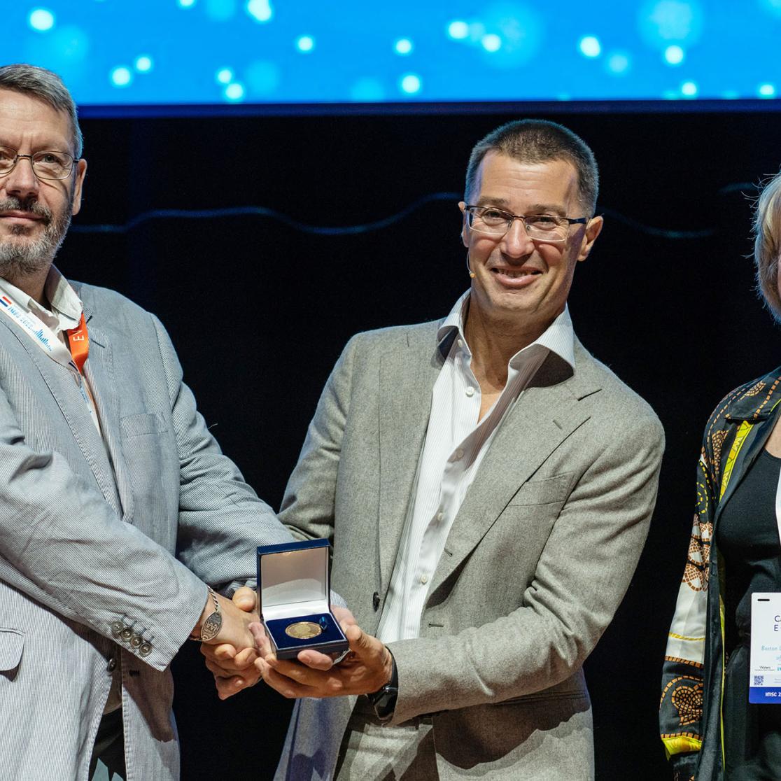 Ron Heeren receives the Thomson medal