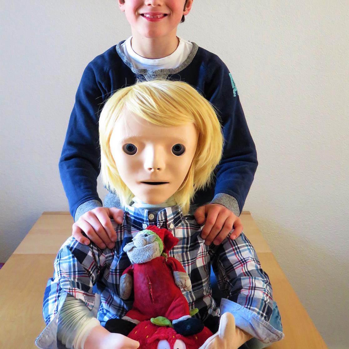 Jonathan en robot KASPAR
