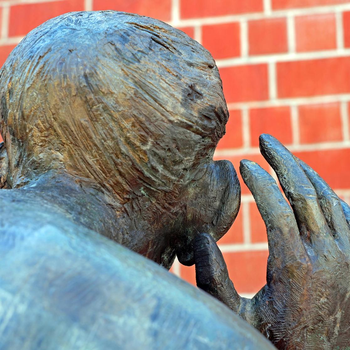 law blog sarah schoenmaeker_sculpture het belang van onze taal