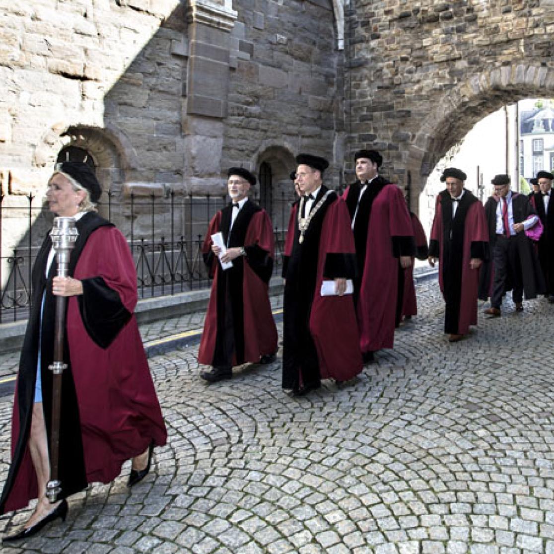 OAJ 2015/16 - walking in a line