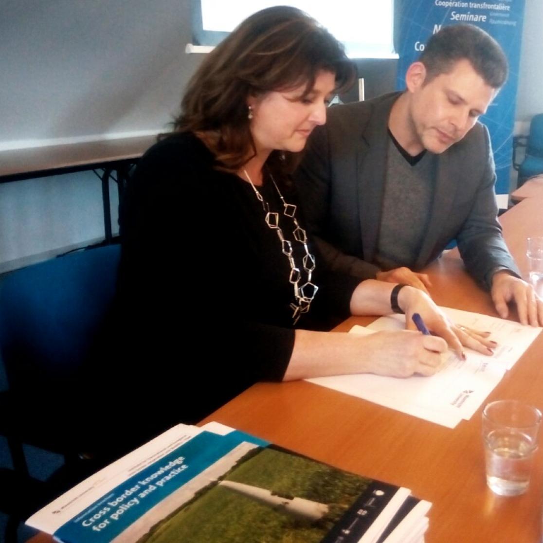 Signing TEIN membership declaration Prof. dr. Anouk Bollen ITEM and Georg Walter Euro-Institut