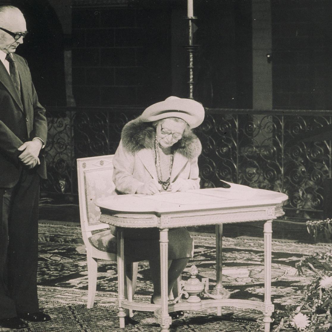 Queen Juliana signing the papers establishing the Rijksuniversiteit Limburg