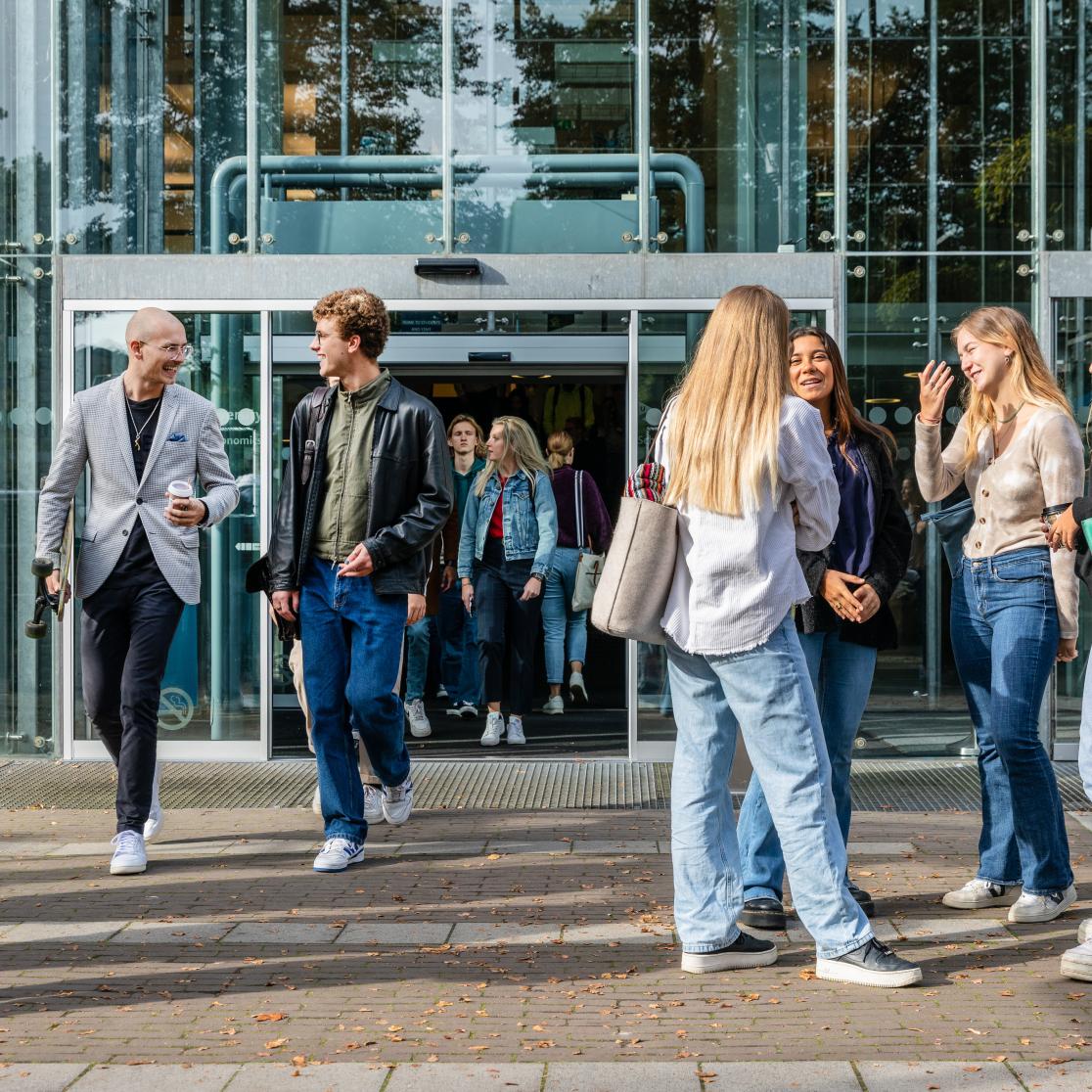 SBe Bachelor Students in front of the entrance