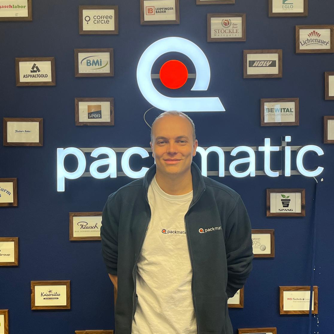 Paul Schraven in front of Packmatic banner