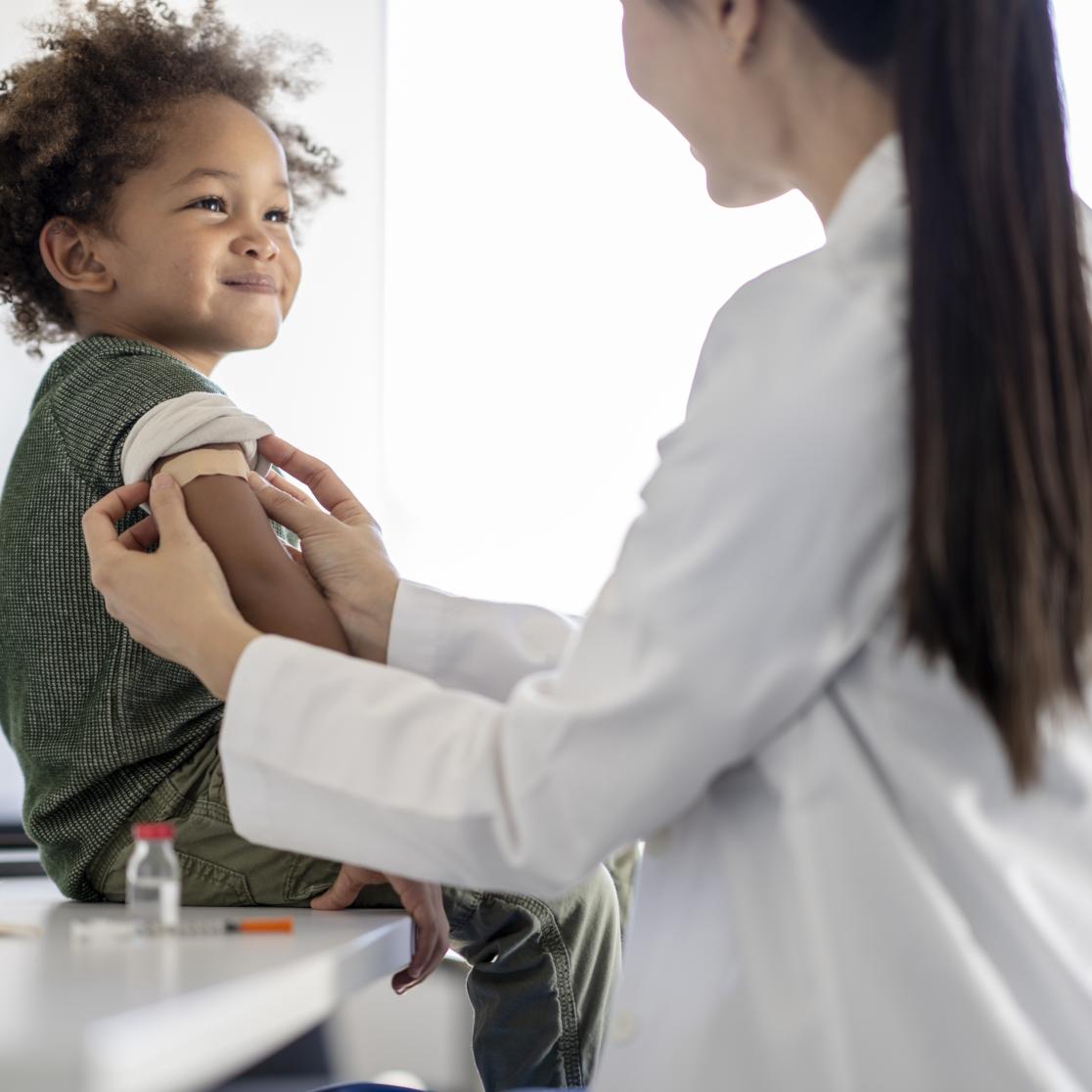 Kind krijgt vaccinatie