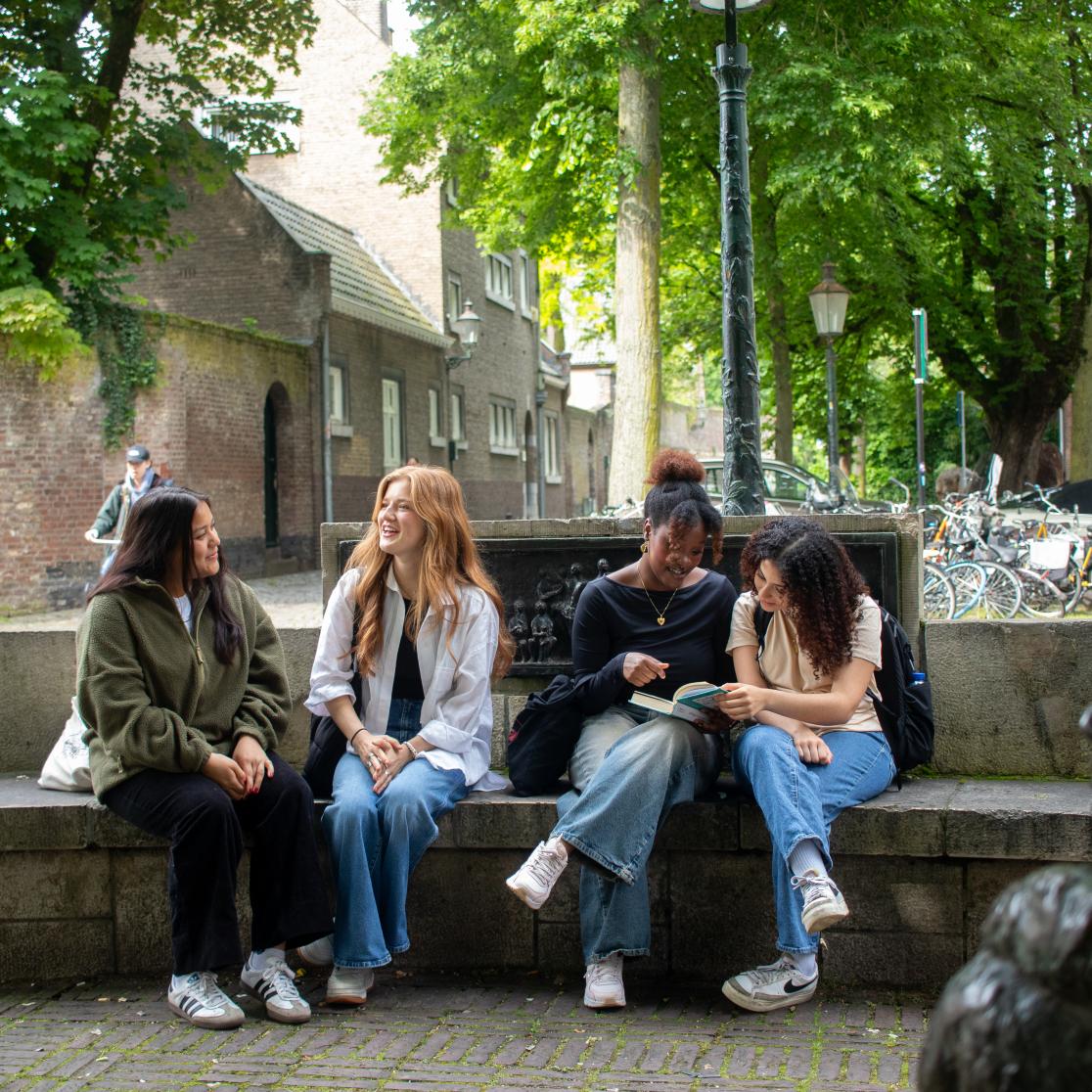 CES students at the Grote Looiersstraat in Maastricht