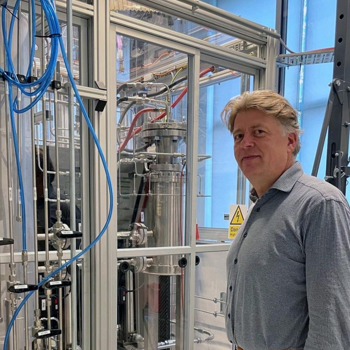 Gerard van Rooij bij 50kw plasmareactor