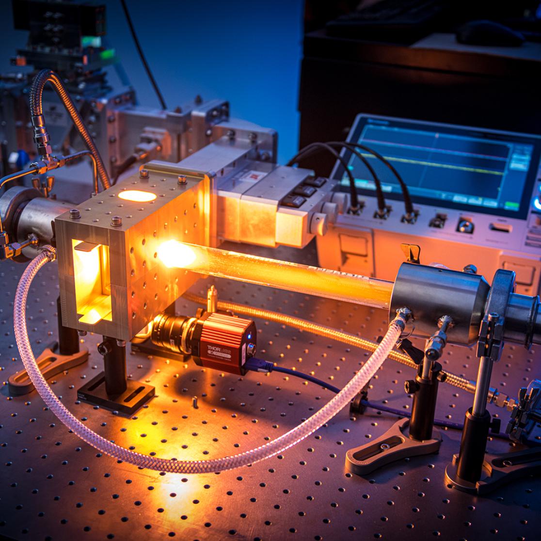 plasmareactor in laboratorium straal geel licht uit