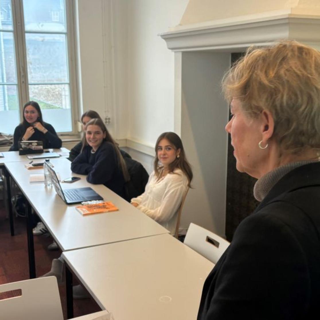 Studenten volgen een cursus Social Dutch