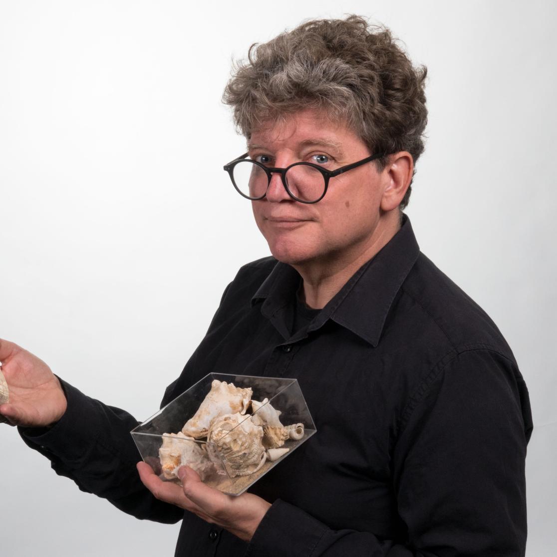 Frank Wesselingh holding fossil shells