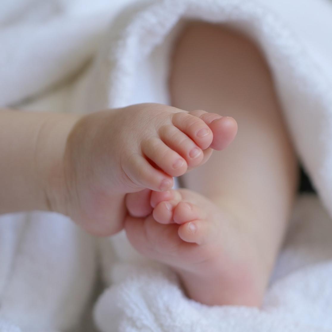 Voeten van pasgeboren baby
