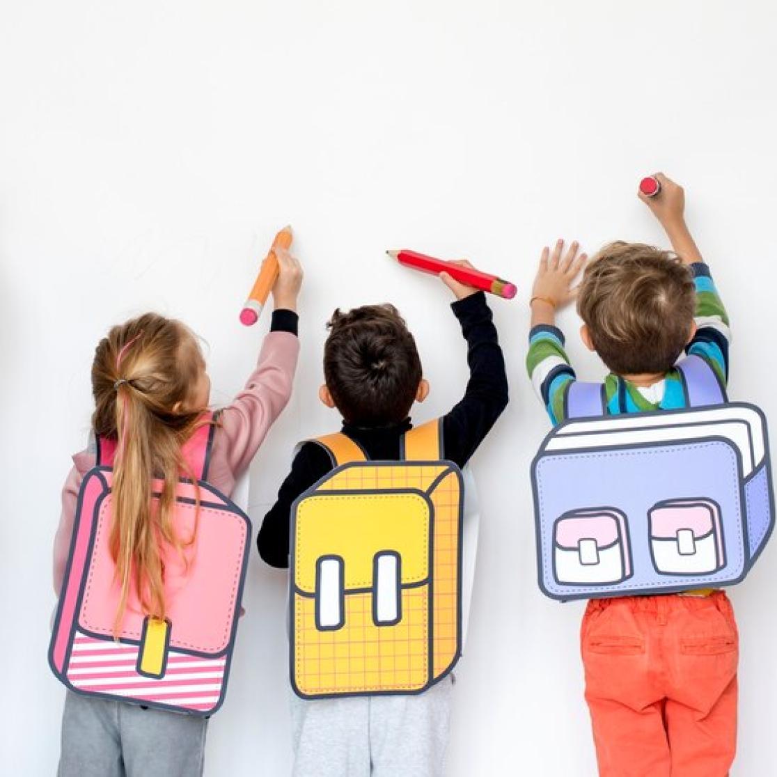 Basisschoolkinderen met rugzakjes en tekeningen