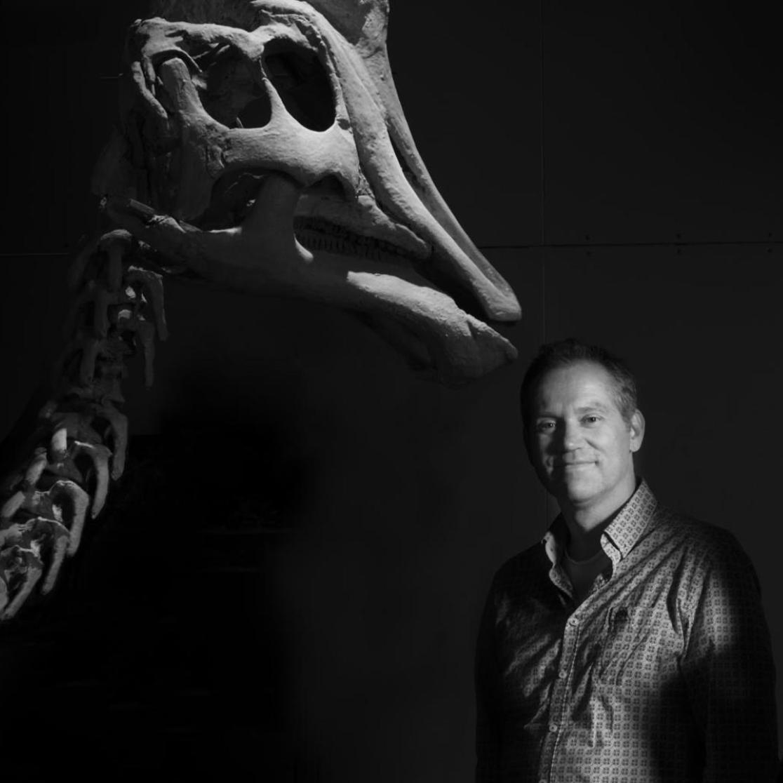 Leon Claessens next to a dino head