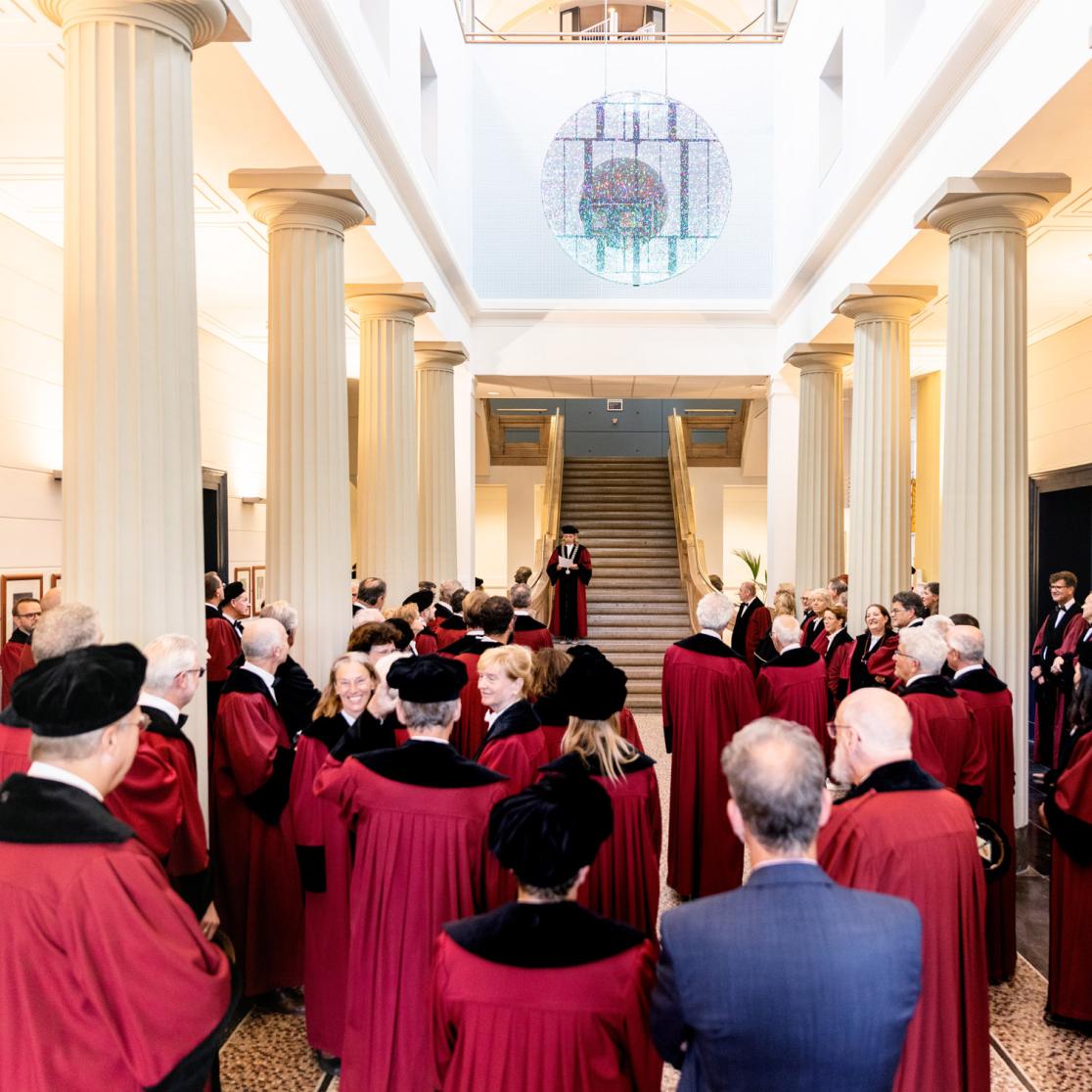 Cortege in the hall of the Minderbroedersberg building