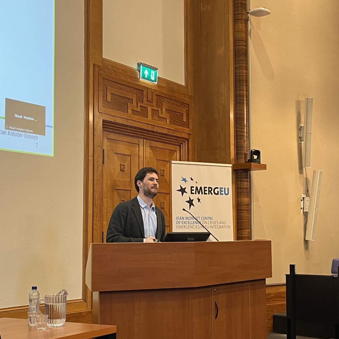 Prof. Dr. Kreuder-Sonnen presenting at the lecture