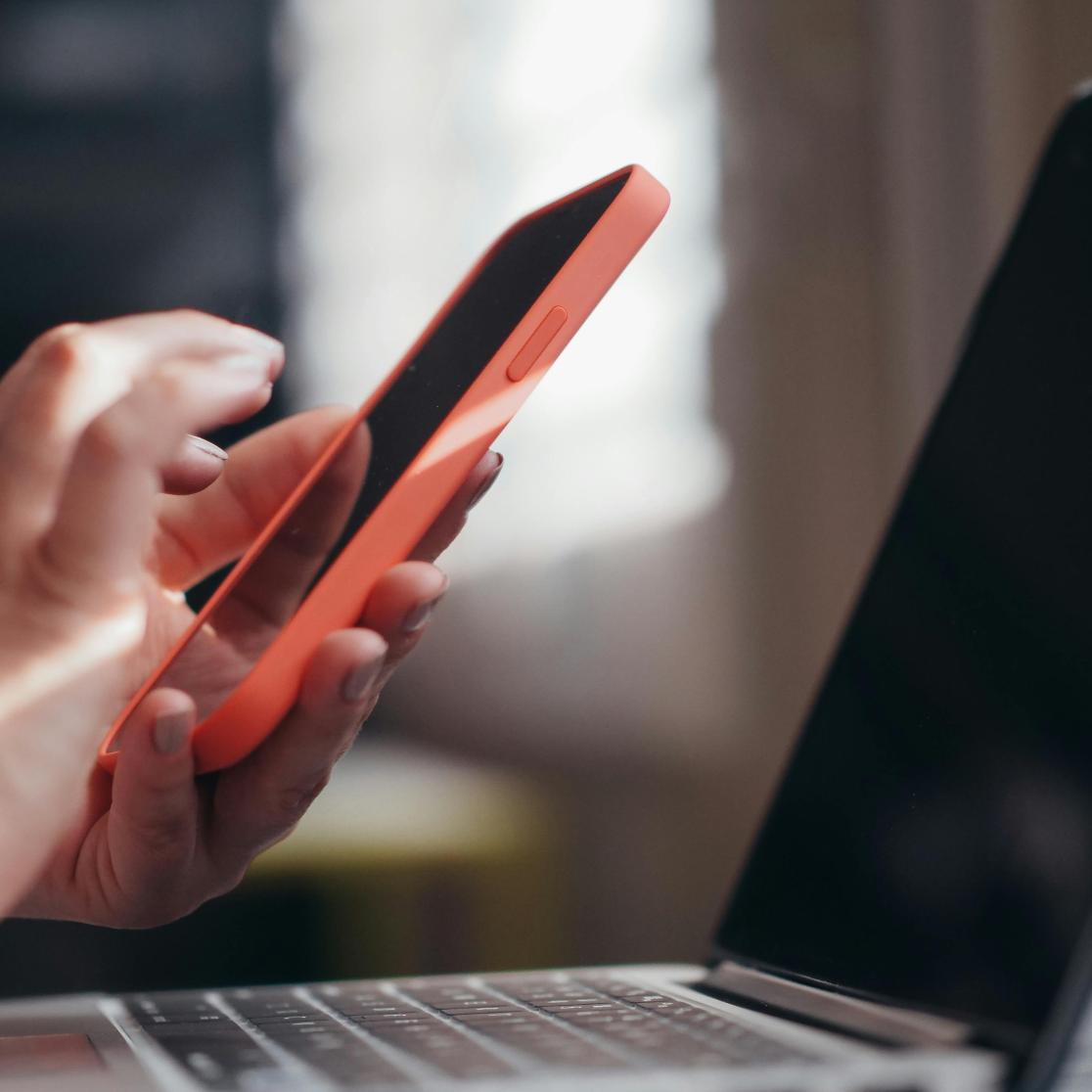 Smartphone en laptop