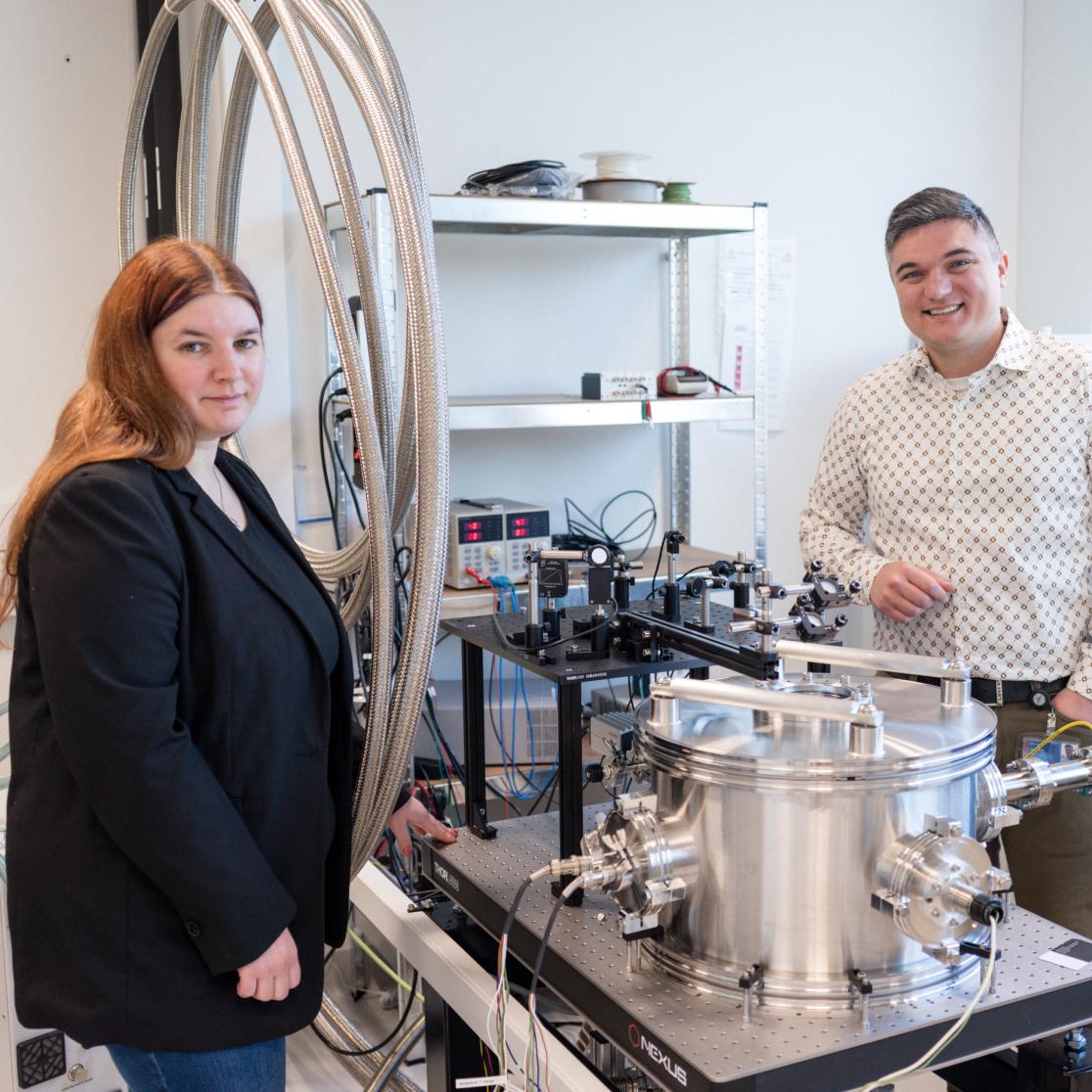 Jessica Steinlechner en Alex Amato in their lab
