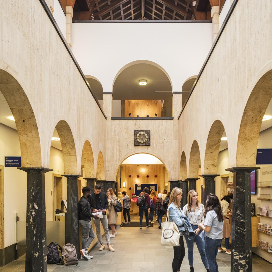 Studenten in de centrale hal van de Faculteit der Rechtsgeleerdheid in Maastricht.