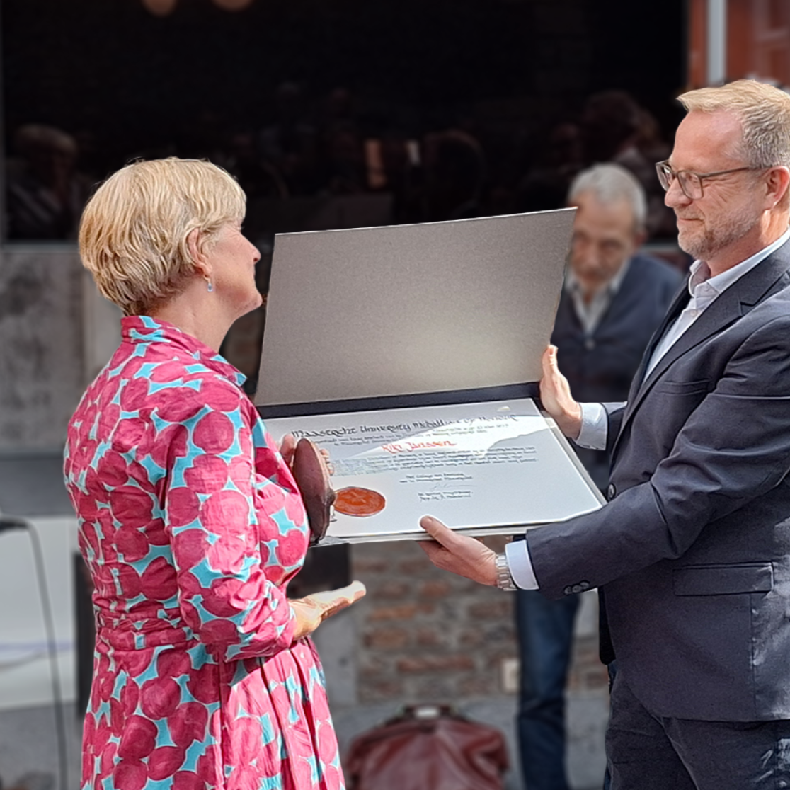 Riki Janssen receives the UM medaillon of honour