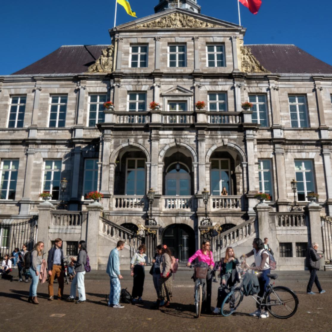 Gemeentehuis Maastricht, studenten met fiets