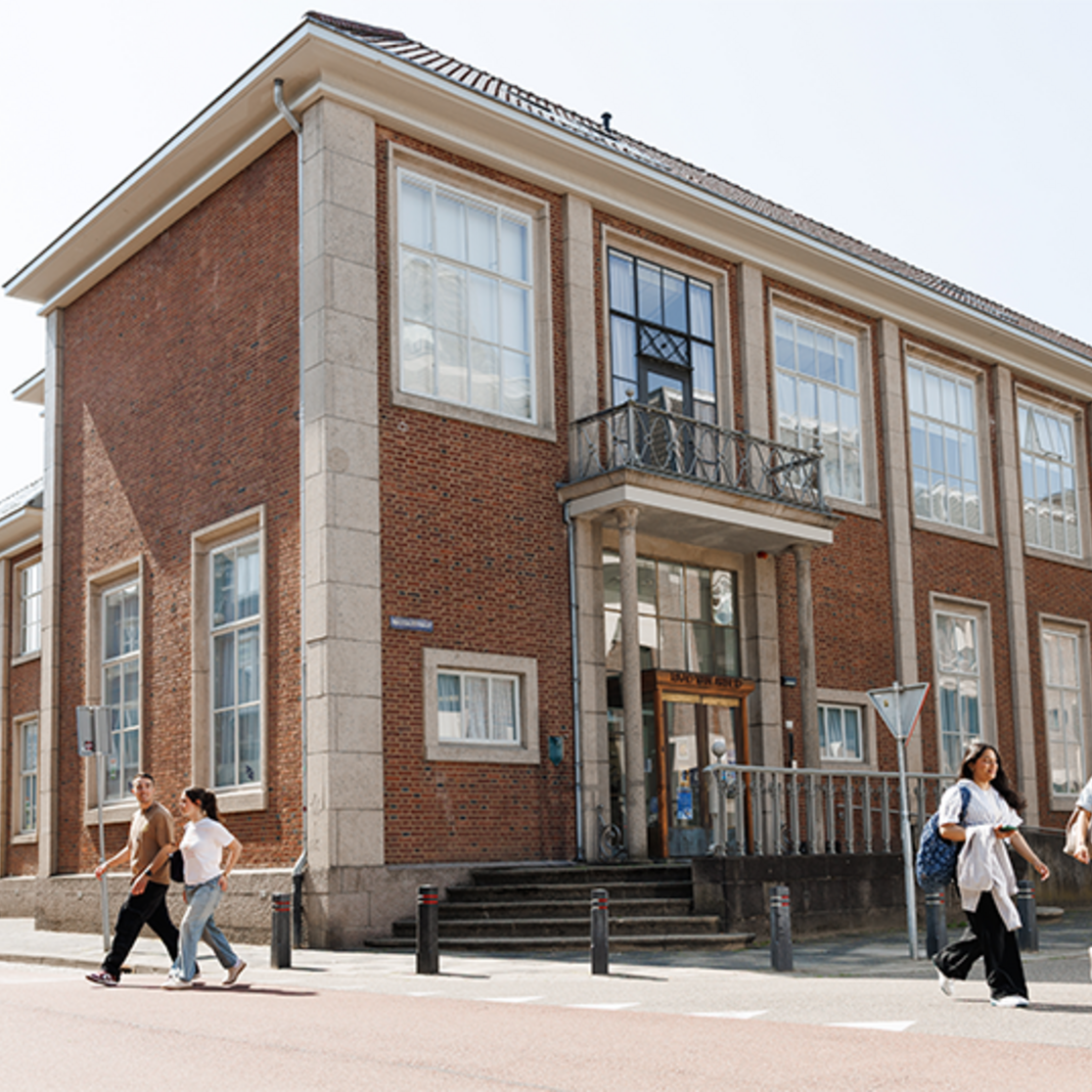 Students walking in front of building in Venlo