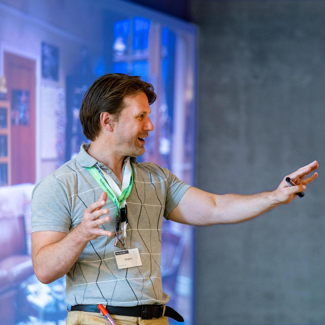 Gideon Koekoek teaching at Magic summer school