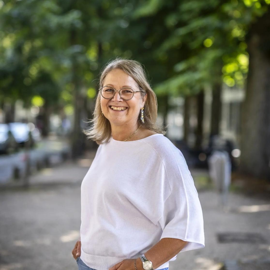 Mariola van Drongelen outside
