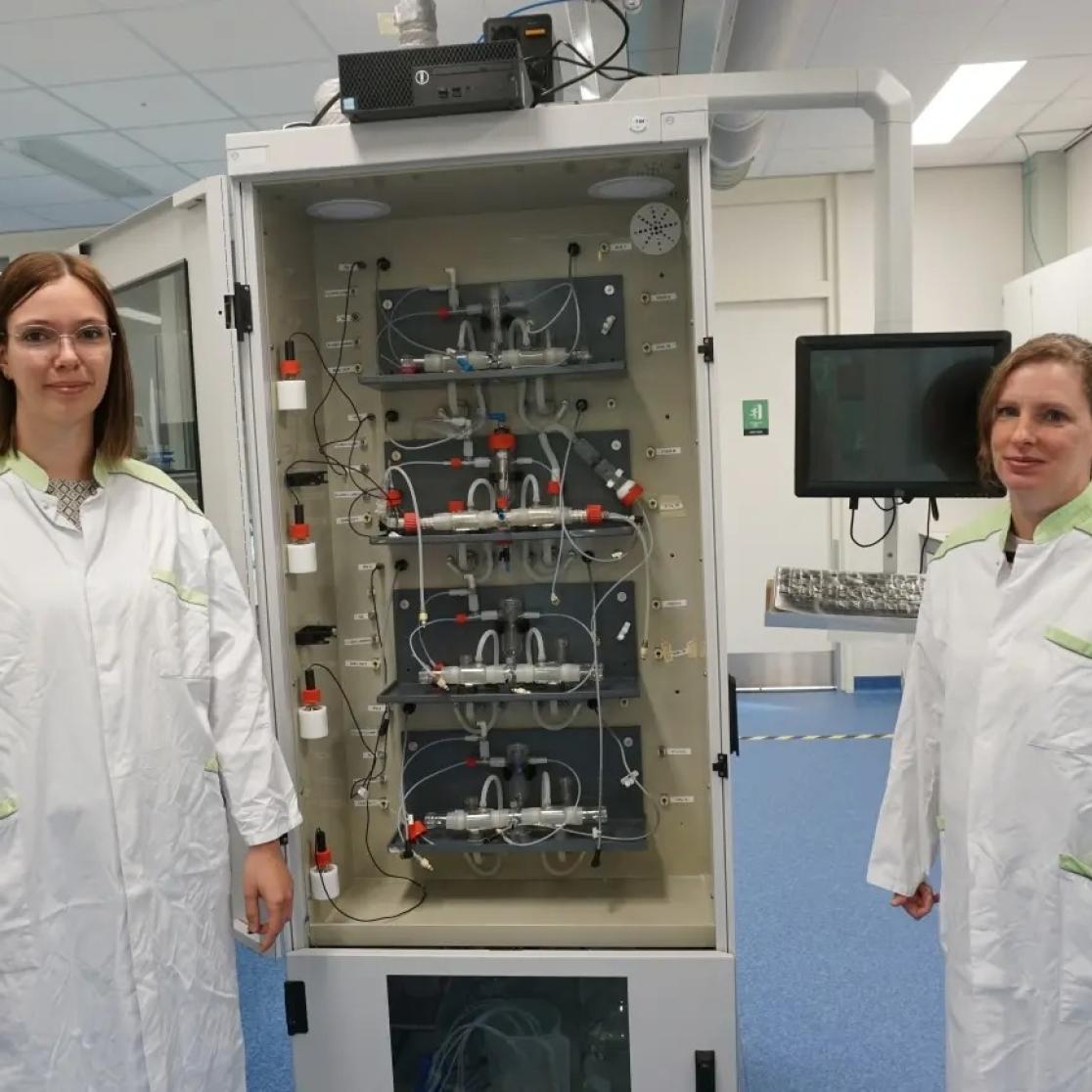 2 people in lab coats at Brightlands Campus Greenport Venlo