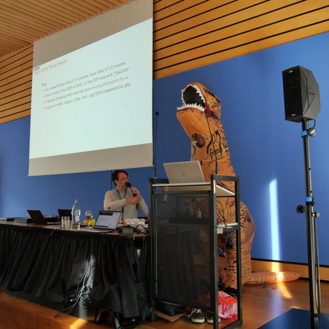 Bart Mennink pressenting in a dino suite