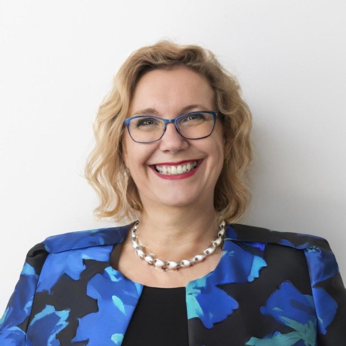 Evelyne de Leeuw smiling