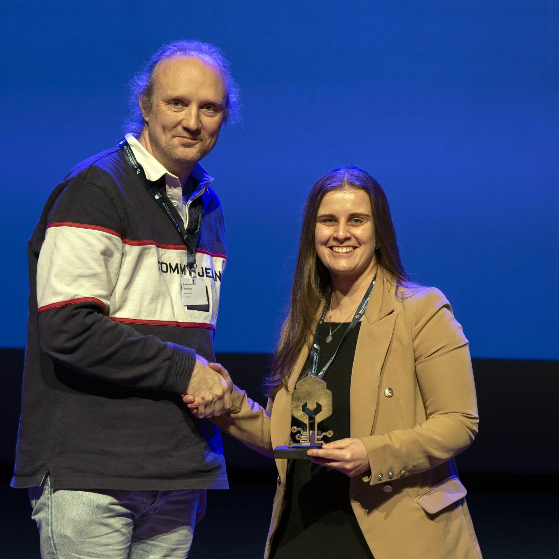 Linsay Ketelings krijgt FSE dissertatieprijs 2025 van vice dean Harm Askes