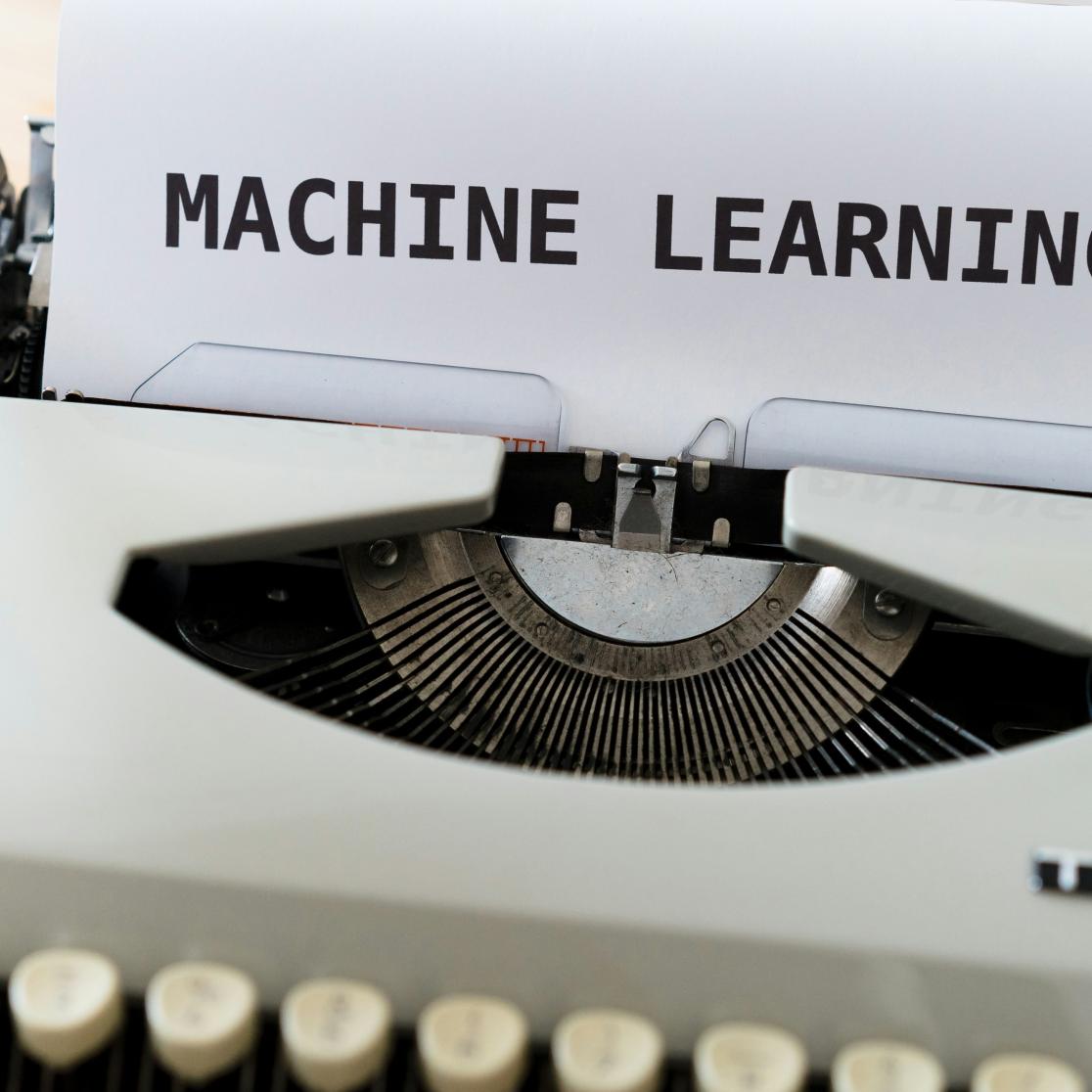 typewriter with paper saying 'machine learning'