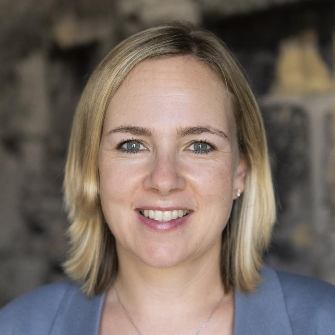 Jenny Schell-Leugers kijkt in de camera.