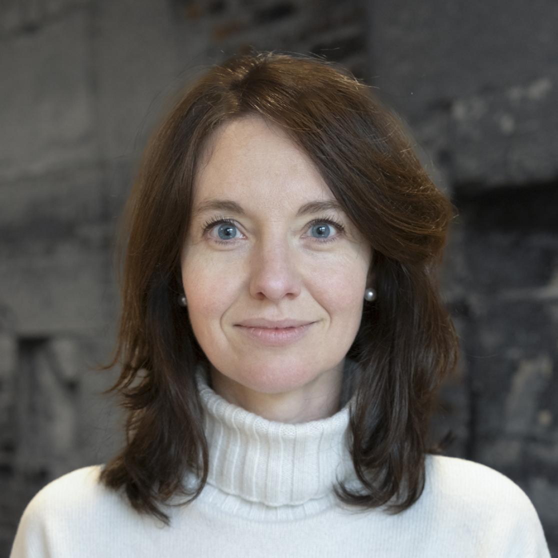 Michelle Moerel kijkt in de camera.