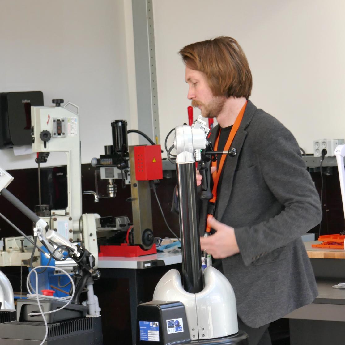 Leonard Lucas working with robot arms in the Brightlands High Tech Agro lab