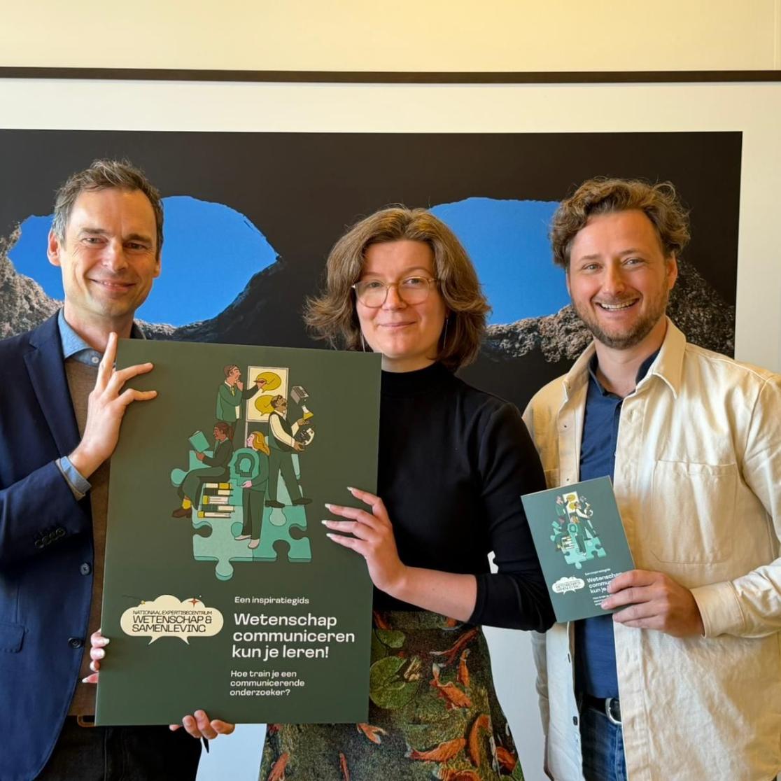 Dieudonnée van de Willige and Sicco de Knecht handing the first book to Jeroen Geurts